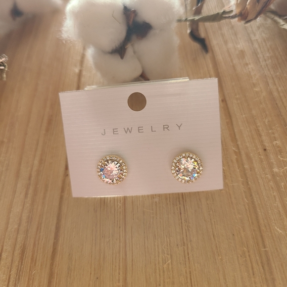 ⭐️⭐️NEW⭐️⭐️Beautiful Dainty CZ stud earrings in GOLD - Picture 12 of 14